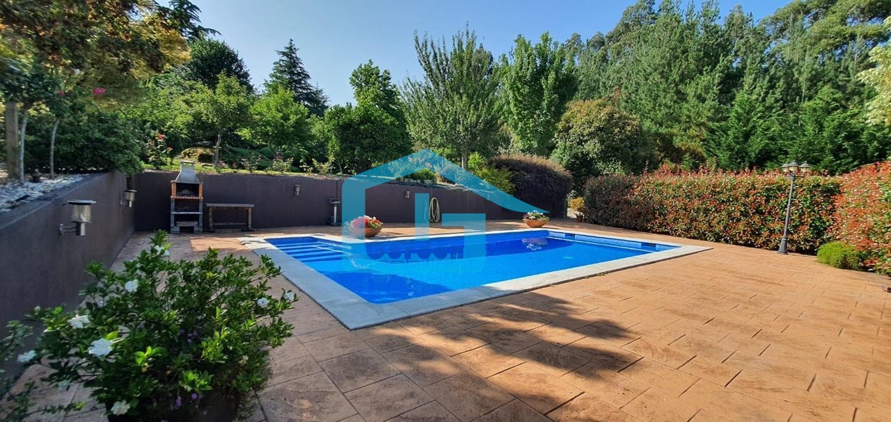 Foto 1 Vilanova: A7070: Chalet de piedra con piscina, finca ajardinada ...