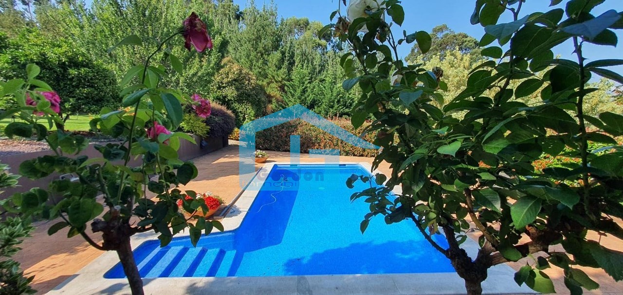 Foto 2 Vilanova: A7070: Chalet de piedra con piscina, finca ajardinada ...